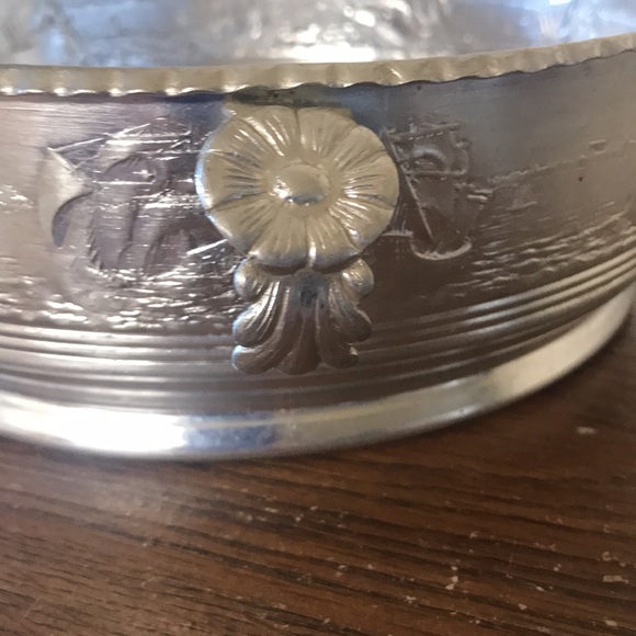 Vintage aluminum casserole dish holder with ships sailing - Picture 3 of 8